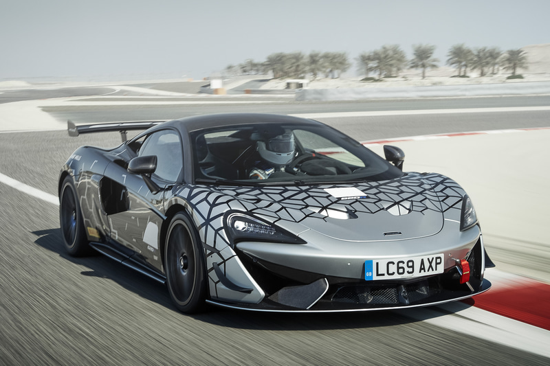 サーキットでの高速走行に対応するため、185kgのダウンフォース（250km/h）を発生するエアロダイナミクス性能、コイルオーバー式モータースポーツ用ダンパー、ピレリ製のセミスリックタイヤ、カーボンセラミック製ディスクを備える軽量ブレーキシステムなどを採用。“公道仕様のGT4レーシングカー”と呼ばれる卓越した走行性能を持っている