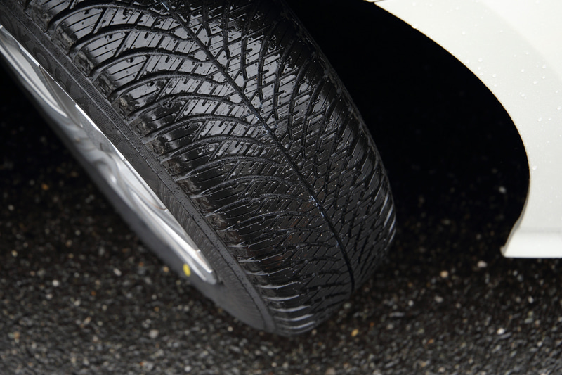 パターンデザインでは、ウェット路面での排水性を高めるためセンター部から左右斜め方向に広がるV字ダイバージェントグルーブの方向性パターンを取り入れるとともに、雪上性能に貢献するクロスグルーブを採用。また、ドライ路面での性能を高めるため、接地面積の確保に有効な幅広トレッドや大型ショルダーブロックの採用によって操縦安定性を高めた。コンパウンドにはシリカを配合しウェット性能を向上させたほか、末端変性ポリマーの配合によって雪上性能やウェット性能を高めたという