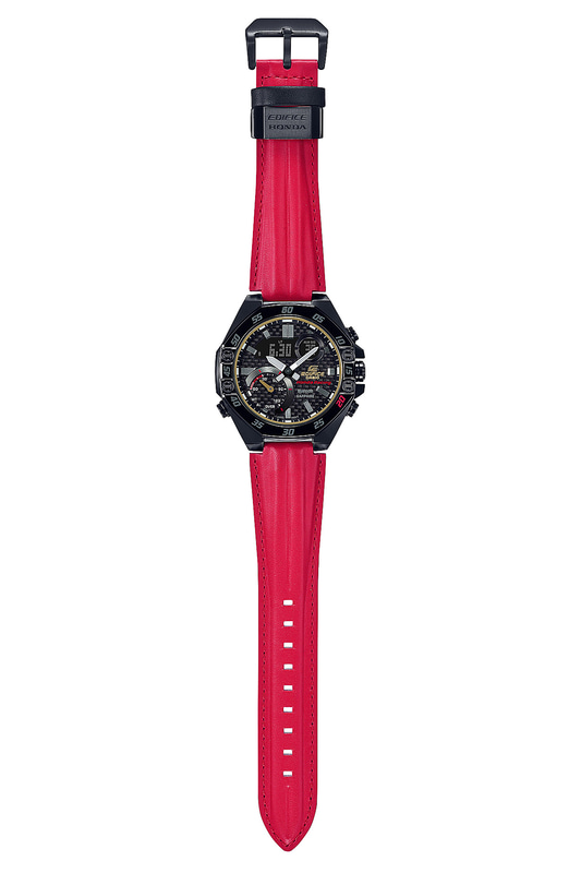 ブラックのケースとレッドの本革バンドなどでホンダF1クルーのイメージを表現