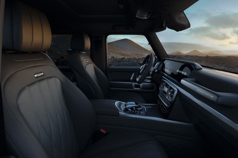 ナッパレザー仕上げのシートやグラブハンドルを備えて上質感を演出。フロントシートにはリラクゼーション機能やシートベンチレーターなどを採用する