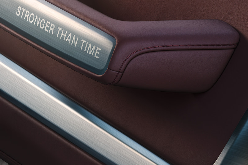 ナッパレザー仕上げのシートやグラブハンドルを備えて上質感を演出。フロントシートにはリラクゼーション機能やシートベンチレーターなどを採用する