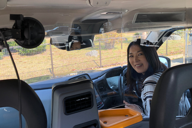 タクシードライバー気分で運転席に。スペース自体はそれほど広くないですが、頭上が高くパーテーションもクリアなので圧迫感はなく、動くお仕事スペースという感じです。運賃をやりとりする穴が開いていて、ちょっと昔の銭湯なんかを思い出してしまいました（笑）