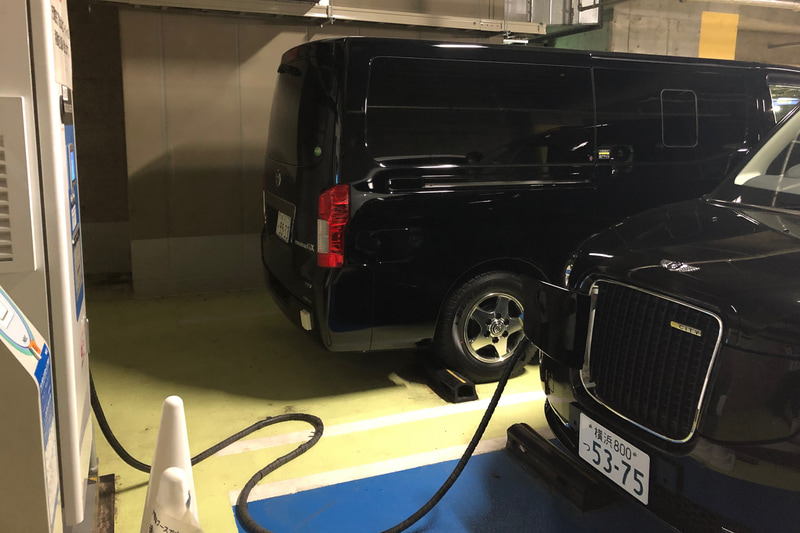 充電口は、フロントグリルの右側についていました。30分の急速充電で80％ほど貯められます。100％でのEV走行は最大130km可能とのこと。近距離なら電気だけで走れますね