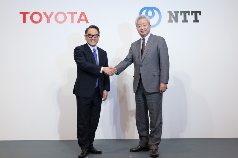 NTTとトヨタの業務資本提携に関する共同記者会見に出席したトヨタ自動車 代表取締役社長 豊田章男氏（左）、日本電信電話 代表取締役社長 澤田純氏（右）