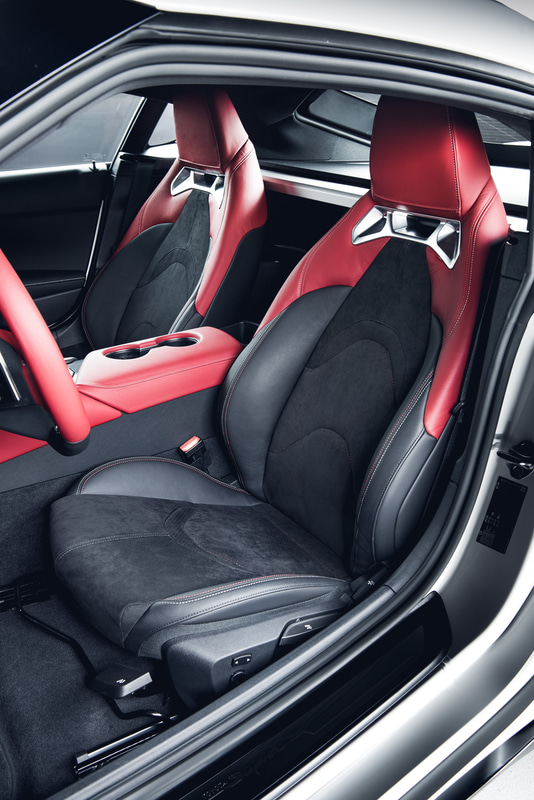 ブラック×レッドのスポーツシート