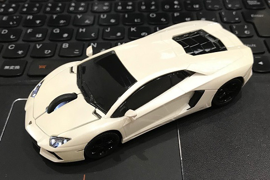 ボンネットを利用して左右のボタンなどをレイアウト。フロア下のスイッチで「電源OFF」「電源ON」「ヘッドライトを点灯して電源ON」の3種類を切り替える