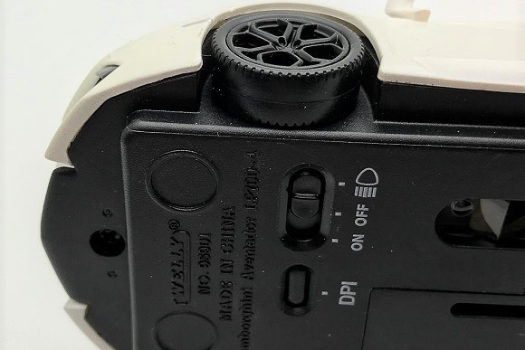 ボンネットを利用して左右のボタンなどをレイアウト。フロア下のスイッチで「電源OFF」「電源ON」「ヘッドライトを点灯して電源ON」の3種類を切り替える