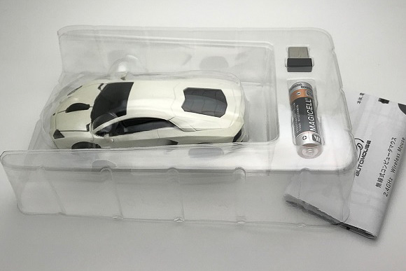 本体の他にUSB接続用のレシーバー、動作確認用の単三電池、説明書が付属する