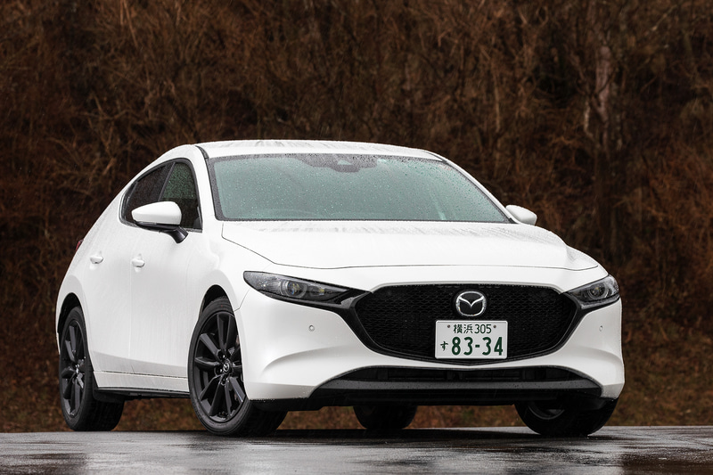 今回試乗したのはSKYACTIV-Xエンジンを搭載するファストバックの「MAZDA3 X L Package」。ボディサイズは4460×1795×1440mm、ホイールベースは2725mm。ファストバックでは「色気のある塊」をデザインコンセプトとし、ファストバックの魅力をしっかりと表現することに注力。スピード感のあるルーフデザインや力強いCピラーの造形などで、1つの塊感のあるデザインを実現した