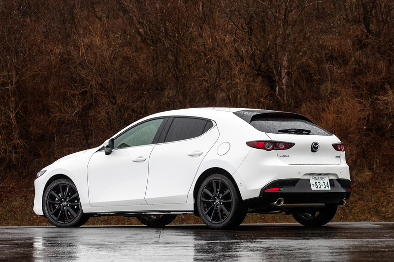 今回試乗したのはSKYACTIV-Xエンジンを搭載するファストバックの「MAZDA3 X L Package」。ボディサイズは4460×1795×1440mm、ホイールベースは2725mm。ファストバックでは「色気のある塊」をデザインコンセプトとし、ファストバックの魅力をしっかりと表現することに注力。スピード感のあるルーフデザインや力強いCピラーの造形などで、1つの塊感のあるデザインを実現した