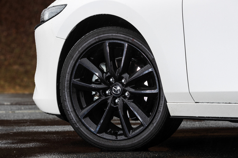 足下はSKYACTIV-X搭載車専用の高輝度塗装を施した18インチホイールに、MAZDA3専用設計のTOYO「PROXES R51 A」（215/45R18）の組み合わせ
