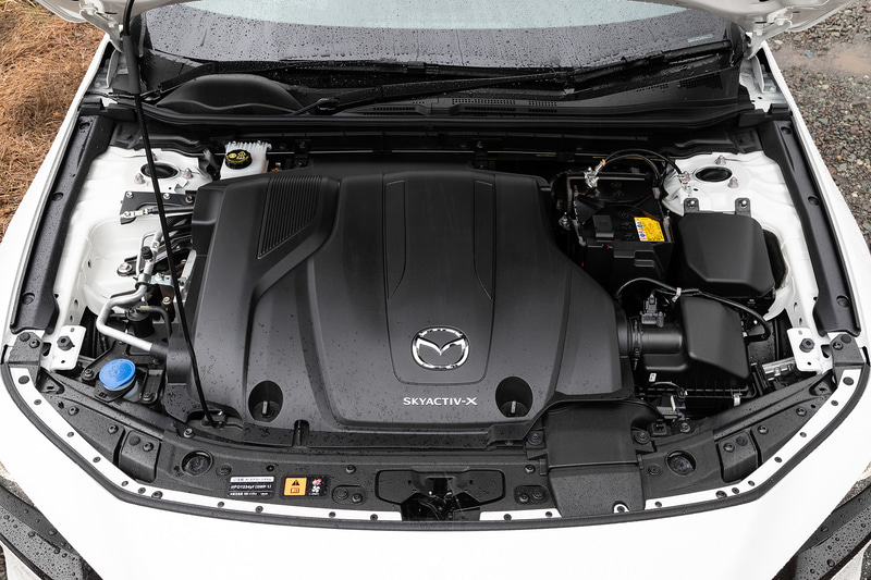 世界初となる「SPCCI（火花点火制御圧縮着火）」採用の直列4気筒DOHC 2.0リッター「SKYACTIV X」エンジン。最高出力は132kW（180PS）/6000rpm、最大トルクは224Nm（22.8kgfm）/3000rpm。WLTCモード燃費は17.2km/Lとなっている