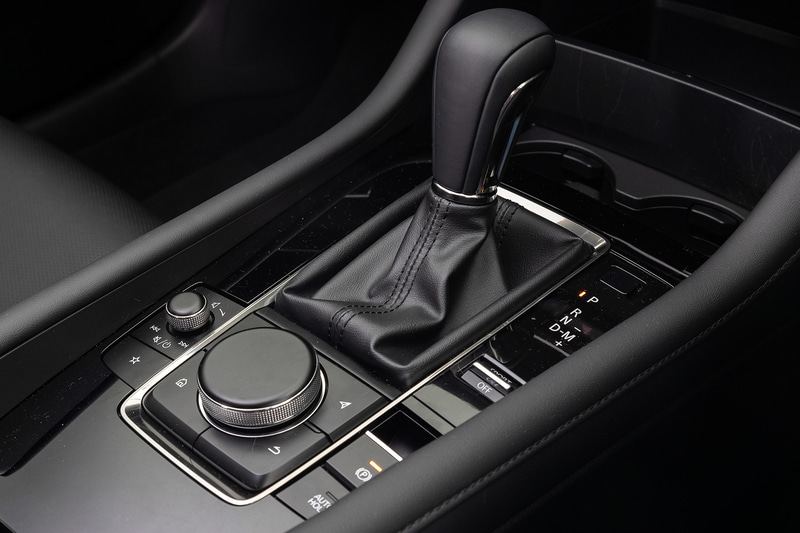 インテリアでは形状を単純化するとともに、装飾やパーティングラインを減らすなど、シンプルな水平基調と要素をそぎ落とした造形によって美しさ、上質感、運転に集中できる心地よい空間を表現。撮影車はブラック・レザー内装で、本革についてはマツダのデザイナーと革職人が共同で新開発した内装シボを採用。部位によってさまざまなパターンを持たせることで、本物ならではの不均一さを再現したという