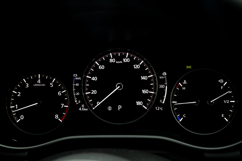 インテリアでは形状を単純化するとともに、装飾やパーティングラインを減らすなど、シンプルな水平基調と要素をそぎ落とした造形によって美しさ、上質感、運転に集中できる心地よい空間を表現。撮影車はブラック・レザー内装で、本革についてはマツダのデザイナーと革職人が共同で新開発した内装シボを採用。部位によってさまざまなパターンを持たせることで、本物ならではの不均一さを再現したという