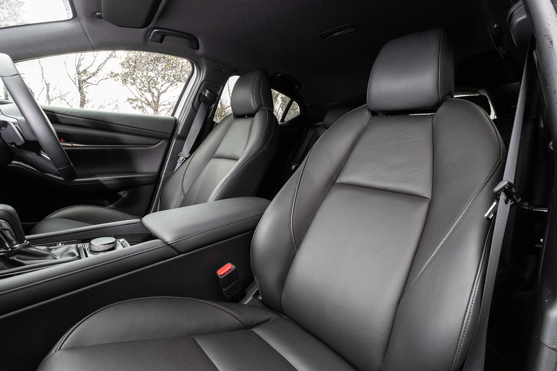 インテリアでは形状を単純化するとともに、装飾やパーティングラインを減らすなど、シンプルな水平基調と要素をそぎ落とした造形によって美しさ、上質感、運転に集中できる心地よい空間を表現。撮影車はブラック・レザー内装で、本革についてはマツダのデザイナーと革職人が共同で新開発した内装シボを採用。部位によってさまざまなパターンを持たせることで、本物ならではの不均一さを再現したという