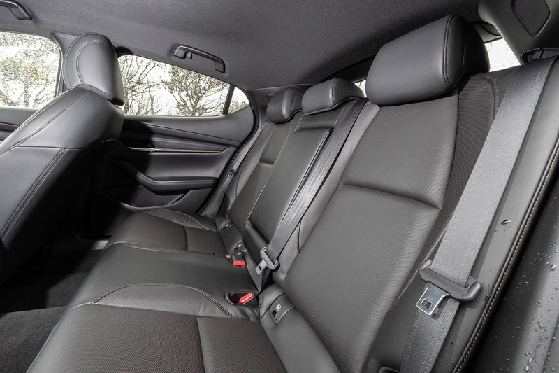 インテリアでは形状を単純化するとともに、装飾やパーティングラインを減らすなど、シンプルな水平基調と要素をそぎ落とした造形によって美しさ、上質感、運転に集中できる心地よい空間を表現。撮影車はブラック・レザー内装で、本革についてはマツダのデザイナーと革職人が共同で新開発した内装シボを採用。部位によってさまざまなパターンを持たせることで、本物ならではの不均一さを再現したという