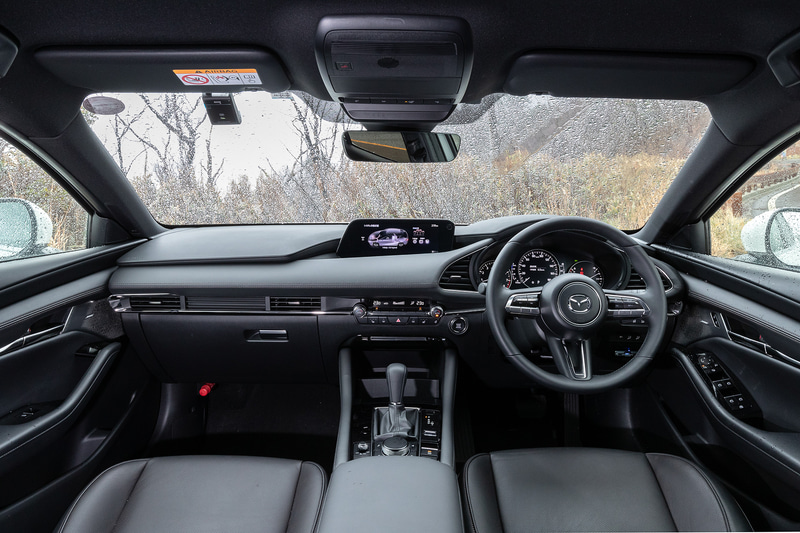 インテリアでは形状を単純化するとともに、装飾やパーティングラインを減らすなど、シンプルな水平基調と要素をそぎ落とした造形によって美しさ、上質感、運転に集中できる心地よい空間を表現。撮影車はブラック・レザー内装で、本革についてはマツダのデザイナーと革職人が共同で新開発した内装シボを採用。部位によってさまざまなパターンを持たせることで、本物ならではの不均一さを再現したという