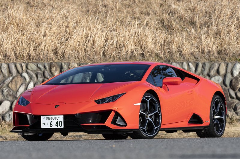 「ウラカン EVO」（税別2984万3274円）。ボディサイズは4520×2236×1165mm（全長×全幅×全高。全幅はミラーを除く）、ホイールベースは2620mm。乾燥重量は1422kg