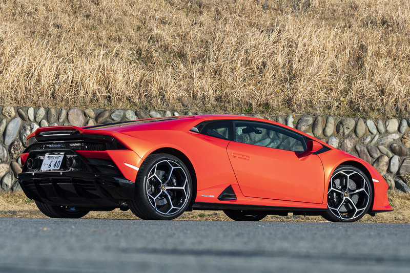 「ウラカン EVO」（税別2984万3274円）。ボディサイズは4520×2236×1165mm（全長×全幅×全高。全幅はミラーを除く）、ホイールベースは2620mm。乾燥重量は1422kg