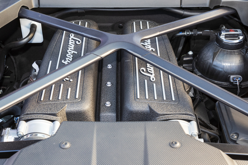 最高出力470kW（640HP）/8000rpm、最大トルク600Nm/6500rpmを発生するV型10気筒 5.2リッターエンジンを搭載。トランスミッションには7速DCTを組み合わせ、4輪を駆動。0-100km/h加速は2.9秒、最高速は325km/hに達する