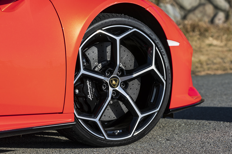 エクステリアは空力性能の向上も踏まえてデザインされ、一体型ウイングを備えるフロントスプリッターや、リアバンパーの高い位置にレースカーモデルにも見られる新スポーツエキゾーストシステムのツインアウトレットなどを配置。新デザインの20インチホイールには、ピレリ製「P ZERO」（フロント：245/30R20、リア：305/30R20）を組み合わせる