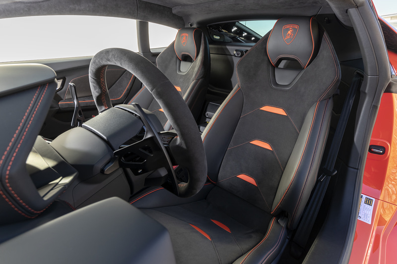 ホールド性の高いスポーツシートを備えるインテリア。「Arancio Dryope」と呼ばれるオレンジ色が差し色として随所に用いられる。センターコンソールのスタートボタンのすぐ上には新しい8.4インチ HMI 容量性タッチスクリーンを配置。ナビゲーションや音楽などのエンタテインメントに加え、エアコンの温度調節やLDVIなどの車両機能も制御可能