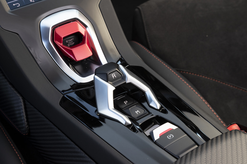 シフトまわり。プッシュスタートスタートボタンはカバーを上げて操作するタイプ