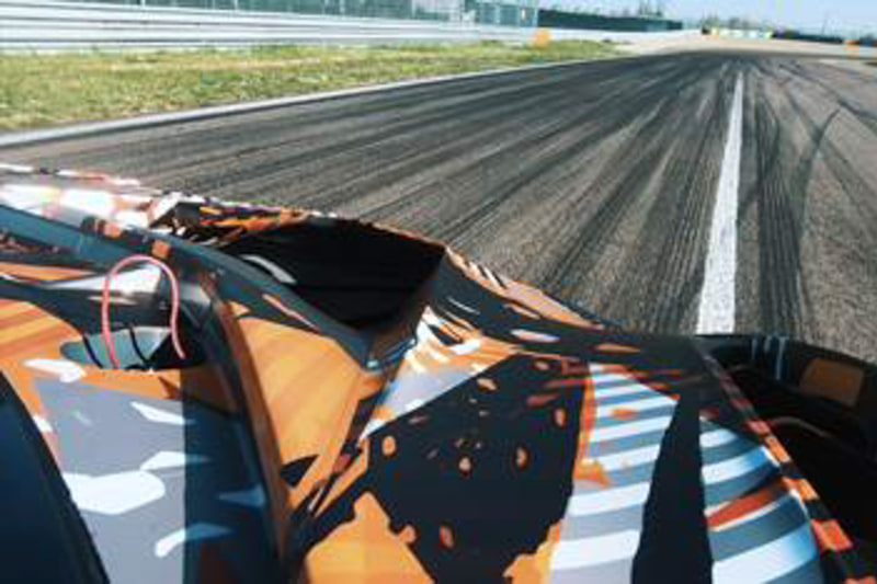 わずかだがサーキットのストレートを走る姿が見られる