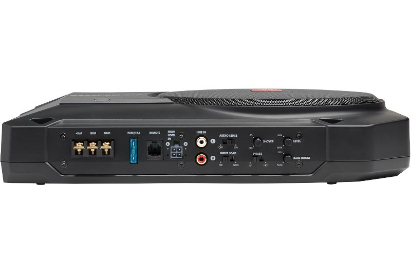 本体側面の端子類。一般的なRCA（ラインレベル）入力に加えてスピーカーレベル入力にも対応。さまざまクルマで利用できるようにしている