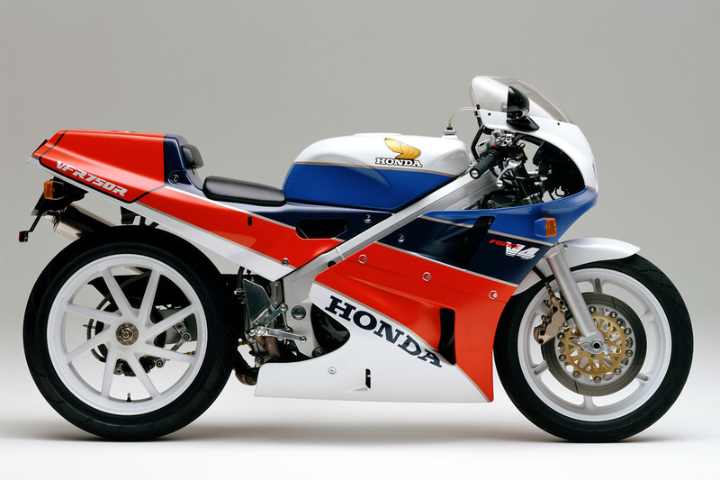 最高出力77PS/9500rpm、最大トルク7.1kgfm/7000rpmを発生するV型4気筒エンジン搭載