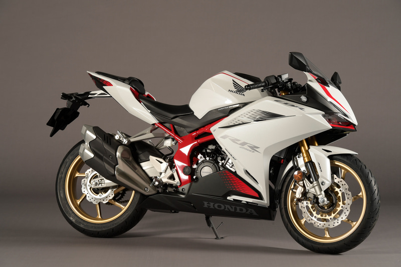 市販予定車：新色設定された「CBR250RR」