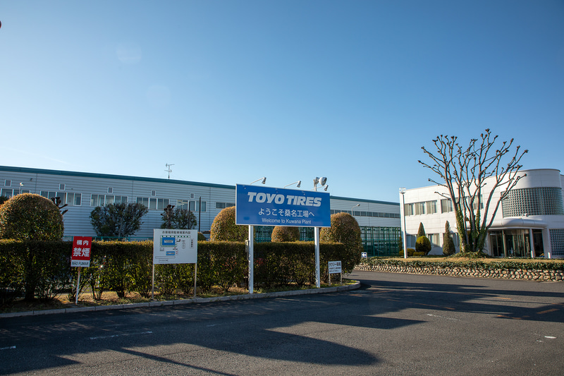 3月2日から発売されたトラック・バス用オールウェザータイヤ「M646」を製造するTOYO TIRE株式会社の桑名工場を訪ねた