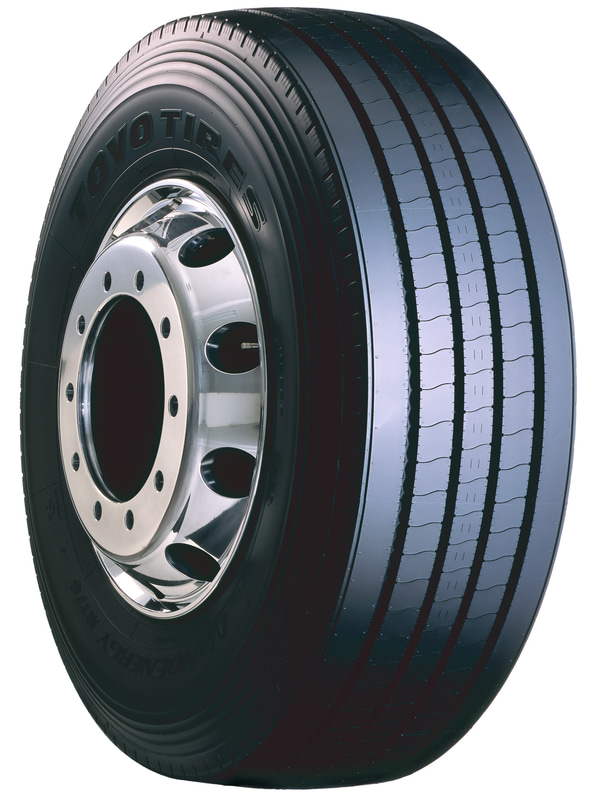 リブタイヤの「ナノエナジー M176」。縦溝が中心のトレッドパターン。転がり抵抗が少なく、パターンノイズも静か