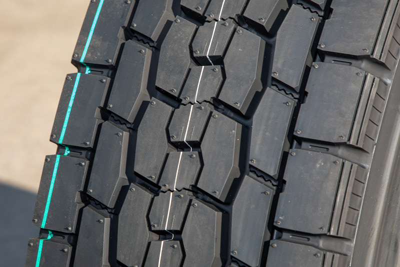 M646のパターン。センターにある3列ブロックが最大の特徴。さらにトレッドの両端部分には「デュアルD.G」と呼ぶ2段溝形状を採用。これはタイヤに荷重が掛かった際や、わだちなどを走行した際にトレッドのサイド部が受ける力を吸収し、偏摩耗を抑えると共に走行安定性を確保するためのもの。これはM636にも採用されていた技術だ