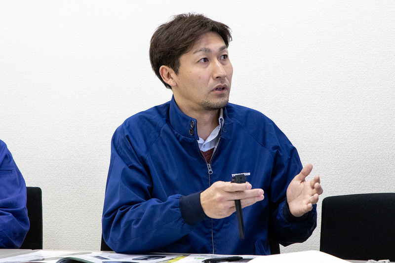 タイヤの食いつきを表す言葉には「グリップ」と「トラクション」があるが、この使い分けとしてはグリップがゴムの性能によるもので、トラクションがパターンの性能によるものということだった