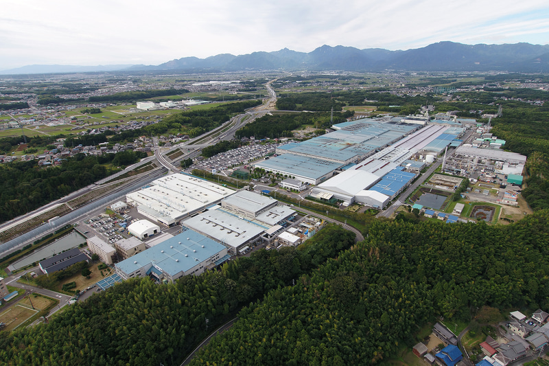 これがTOYO TIRE 桑名工場。縦の長さは約1200m、横が約400m。面積はナゴヤドーム9個分とのこと。ここに約1800人の方が働いている