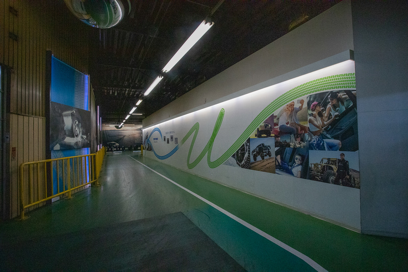 学校や企業などの工場見学もあるのでルートが決められている。解説もしてくれるので、初めて目にする機材や材料だらけでもタイヤ作りの流れが理解できる