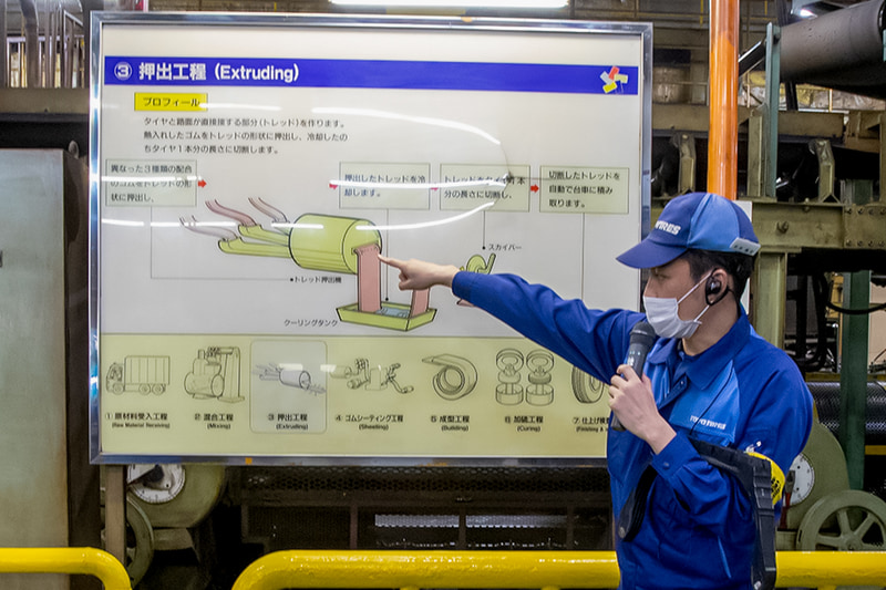 学校や企業などの工場見学もあるのでルートが決められている。解説もしてくれるので、初めて目にする機材や材料だらけでもタイヤ作りの流れが理解できる