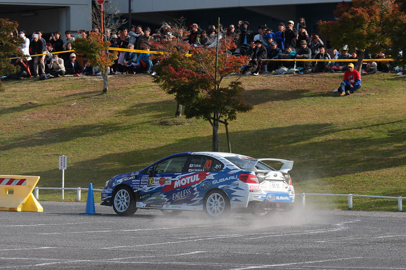 岡崎中央総合公園の駐車場を利用したSSは観戦客に囲まれていた