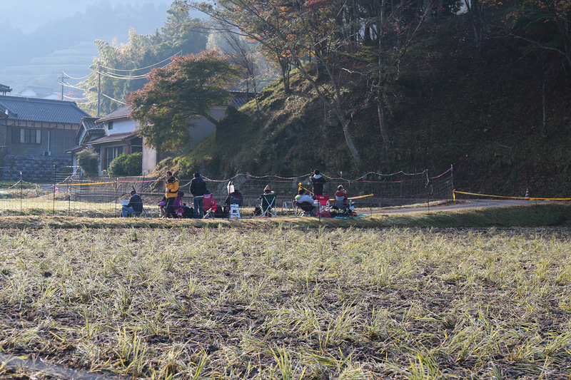 競技開始1時間半前。観戦ポイントには徐々にラリーファンが集まってきた