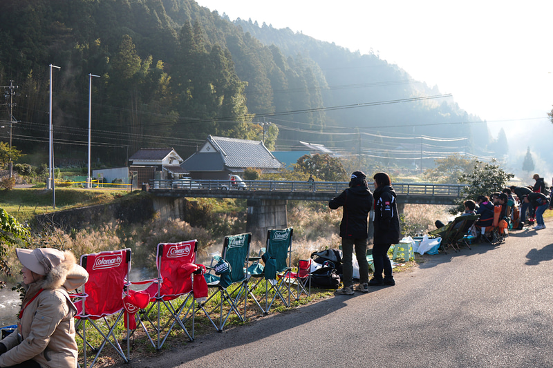 競技開始1時間半前。観戦ポイントには徐々にラリーファンが集まってきた