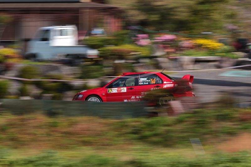 民家の目の前をラリーカーが疾走する。自宅前にWRCって想像できない幸せ