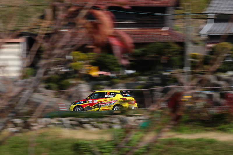 民家の目の前をラリーカーが疾走する。自宅前にWRCって想像できない幸せ