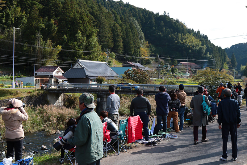 観戦客の目の前をラリーカーが走り抜ける