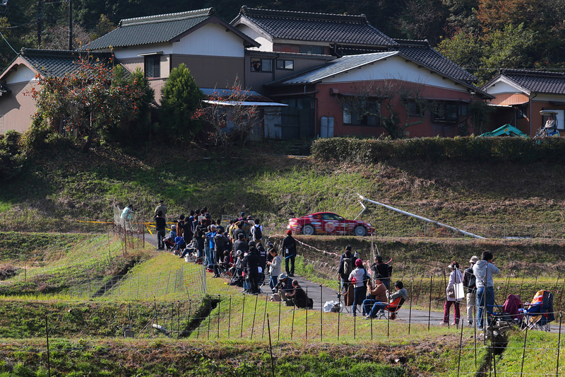 観戦客の目の前をラリーカーが走り抜ける