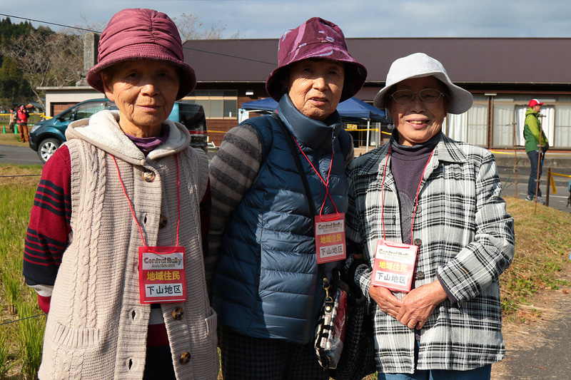 「地域住民」と書かれたパスを首から下げ、楽しそうに観戦するお姉さまたち