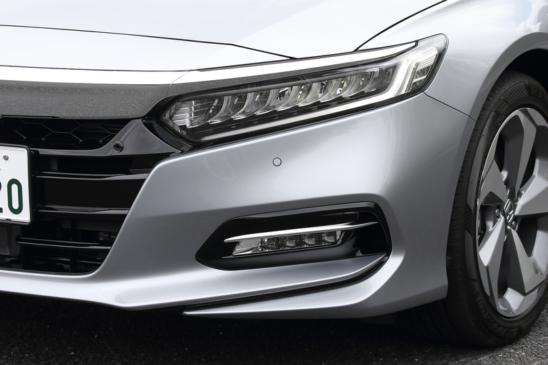 フロントグリルは絶壁のような断面で、ホンダセダン共通モチーフのクロームバーが配され、対してF1マシンを思わせるような複雑な造形のスポイラーが新鮮