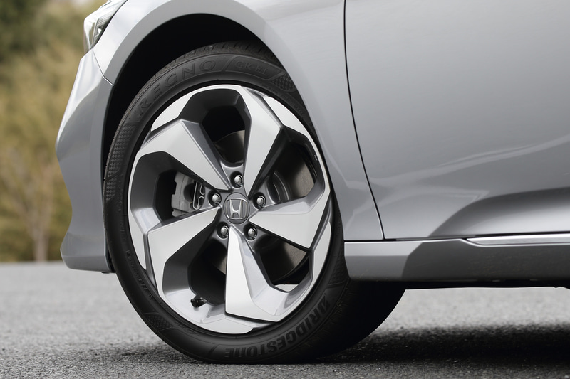 内部に消音機構を内蔵する切削スポークの18インチアルミホイールを採用。タイヤサイズは前後とも235/45R18。後部席における打振感に関しては、タイヤチョイスで変化するかもしれない