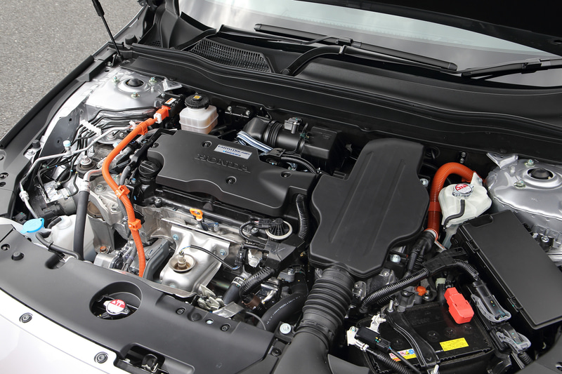 最高出力107kW（145PS）/6200rpm、最大トルク175Nm/3500rpmを発生する直列4気筒DOHC 2.0リッターエンジン（LFB型）と、最高出力135kW（184PS）/5000-6000rpm、最大トルク315Nm/0-2000rpmを発生する走行用モーターを組み合わせる。WLTCモード燃費は22.8km/L