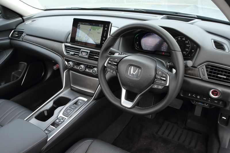 ステアリングシステムは「デュアルピニオン式EPS構造」と、舵角に応じて切れ角を変化させる「VGR」を採用。舵角の少ない高速道路などではスムーズな走行ができ、舵角の大きい駐車場などでは取りまわしが向上する